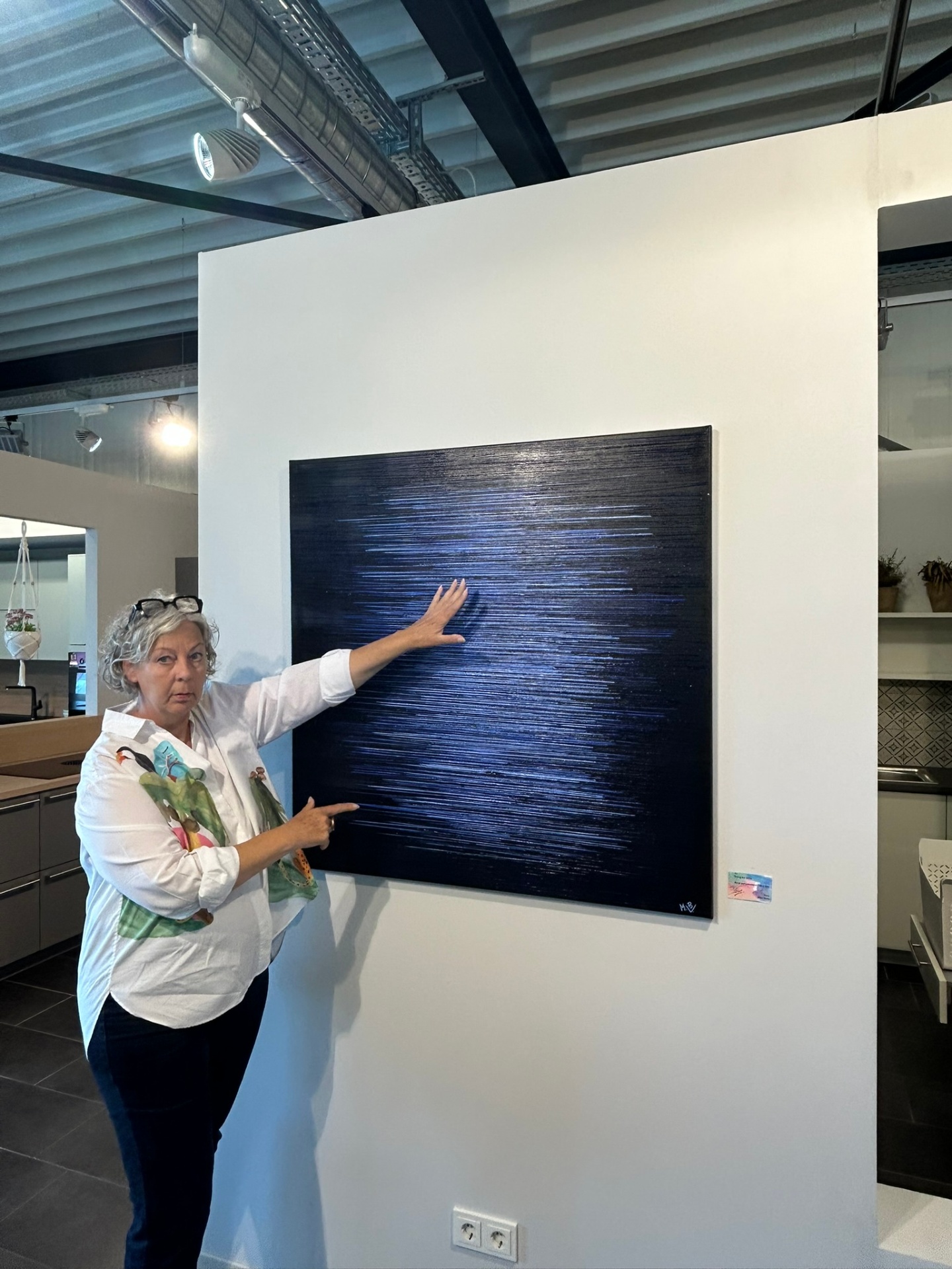 Blau auf Schwarz – im Küchen-Showroom